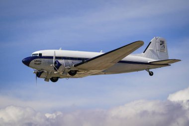 ESKISEHIR, TURKIYE - 22 Eylül 2024: Sivrihisar SHG Hava Gösterisinde Er Douglas DC-3A (2204)