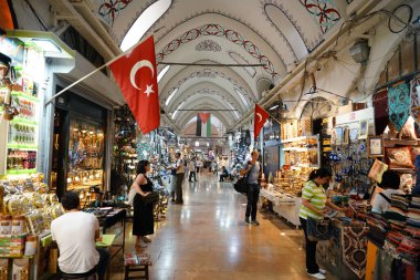 İSTANBUL, TÜRKİYE - 14 Eylül 2024: insanlar Grand Bazaar 'dan alışveriş yapıyor. Grand Bazaar dünyanın en büyük ve en eski kapalı pazarlarından biridir..