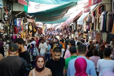 İSTANBUL, TÜRKİYE - 14 Eylül 2024: Tahtakale Çarşısı 'ndan alışveriş.