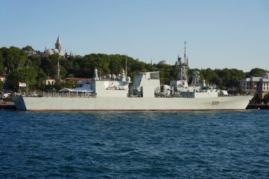 İSTANBUL, TÜRKİYE - 27 Temmuz 2024: İstanbul Limanı 'ndaki HMCS Charlottetown FFH 339 Fırkateyni