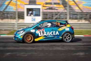 İSTANBUL, TURKIYE - 24 Kasım 2024: Türk Tur Otomobil Şampiyonası sırasında İstanbul Parkı Pisti 'nde Yarış Arabası