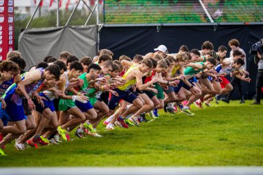 ANTALYA, TURKIYE - 08 Aralık 2024: Avrupa Kros Şampiyonası sırasında koşan sporcular