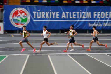 ISTANBUL, TURKIYE - 19 Ocak 2025: Atakoy Atletizm Arenasında Türk Atletizm Rekor Yarışları sırasında koşan sporcular