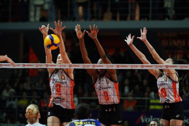 ISTANBUL, TURKIYE - 26 Ocak 2025: Tijana Boskoviç ve Sinead Jack-Kisal, Burhan Felek Spor Salonu 'nda oynanan Fenerbahçe Medicana-Eczacibasi Dynavit Türk Sultanlar Ligi karşılaşmasında eylem halindeler