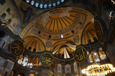 İSTANBUL, TÜRKİYE - 14 Eylül 2024: Sultanahmet 'teki Ayasofya Camii