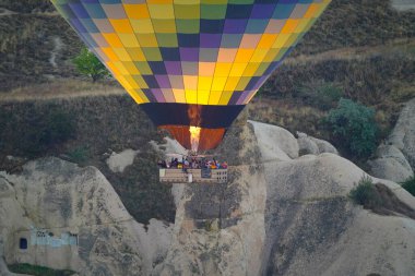 NEVSEHIR, TURKIYE - 25 Eylül 2024: Kapadokya 'da Sıcak Hava Balonu