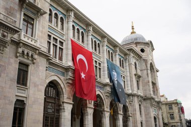 İSTANBUL, TÜRKİYE - 30 Ağustos 2024: Eminonu Bölgesindeki İstanbul Büyük Posta Ofisi