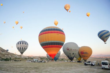 NEVSEHIR, TURKIYE - 27 Eylül 2024: Kapadokya 'da Sıcak Hava Balonları