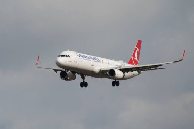 ISTANBUL, TURKIYE - 11 Temmuz 2024: Türk Havayolları Airbus A321-231 (7089) İstanbul Uluslararası Havaalanına indi