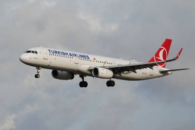 ISTANBUL, TURKIYE - 11 Temmuz 2024: Türk Havayolları Airbus A321-231 (7274) İstanbul Uluslararası Havaalanına indi