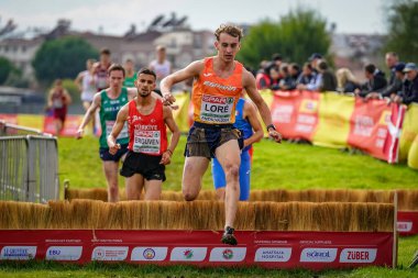 ANTALYA, TURKIYE - 08 Aralık 2024: Avrupa Kros Şampiyonası sırasında koşan sporcular