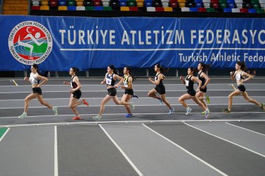 ISTANBUL, TURKIYE - 19 Ocak 2025: Atakoy Atletizm Arenasında Türk Atletizm Rekor Yarışları sırasında koşan sporcular