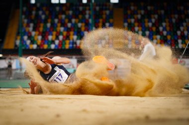 ISTANBUL, TURKIYE - 18 Ocak 2025: Atakoy Atletizm Arenasında Atletizm Rekor Yarışları sırasında tanımlanamayan atlet üçlü atlama