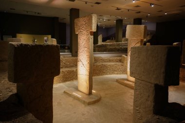 SANLIURFA, TURKIYE - Şubat 02, 2025: Şanlıurfa Arkeoloji ve Mozaik Müzesi 'nde Göbekli Tepe' nin üretimi