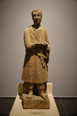 SANLIURFA, TÜRKİYE - Şubat 02, 2025: Şanlıurfa Arkeoloji ve Mozaik Müzesi 'nde Heykel