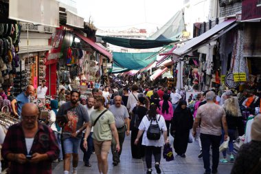 İSTANBUL, TÜRKİYE - 14 Eylül 2024: Tahtakale Çarşısı 'ndan alışveriş.