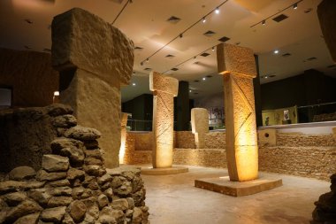 SANLIURFA, TURKIYE - Şubat 02, 2025: Şanlıurfa Arkeoloji ve Mozaik Müzesi 'nde Göbekli Tepe' nin üretimi