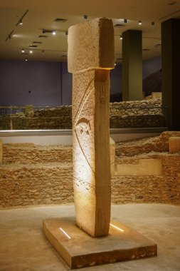 SANLIURFA, TURKIYE - Şubat 02, 2025: Şanlıurfa Arkeoloji ve Mozaik Müzesi 'nde Göbekli Tepe' nin üretimi