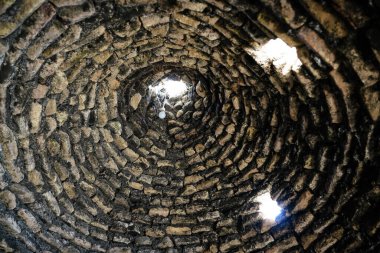 SANLIURFA, TÜRKİYE - Şubat 02, 2025: Harran, Şanlıurfa 'da bir arı kovanının içinde