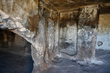 SANLIURFA, TÜRKİYE - Şubat 02, 2025: Şanlıurfa 'daki Sumatar Harabelerinde Pognons mağarası