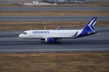 ISTANBUL, TURKIYE - 11 Temmuz 2024: Ege Havayolları Airbus A320-232 (6611) İstanbul Uluslararası Havaalanına indi