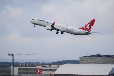 ISTANBUL, TURKIYE - 11 Temmuz 2024: Türk Havayolları Boeing 737-9F2ER (40977) İstanbul Uluslararası Havalimanı 'ndan kalkış