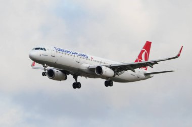 ISTANBUL, TURKIYE - 11 Temmuz 2024: Türk Havayolları Airbus A321-231 (7518) İstanbul Uluslararası Havaalanına indi