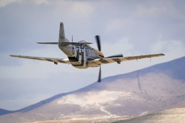 ESKISEHIR, TURKIYE - 22 Eylül 2024: Sivrihisar SHG Hava Gösterisinde Özel Kuzey Amerika P-51D Mustang (122-39608)