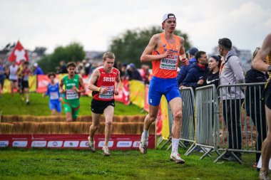 ANTALYA, TURKIYE - 08 Aralık 2024: Avrupa Kros Şampiyonası sırasında koşan sporcular