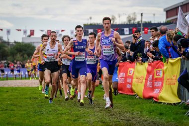 ANTALYA, TURKIYE - 08 Aralık 2024: Avrupa Kros Şampiyonası sırasında koşan sporcular