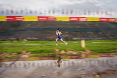 ANTALYA, TURKIYE - 08 Aralık 2024: Avrupa Kros Şampiyonası sırasında koşan sporcular
