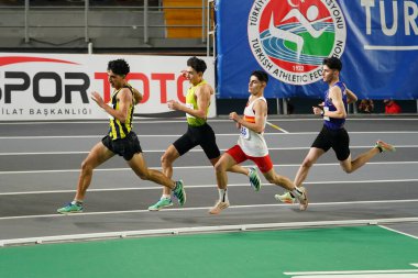 ISTANBUL, TURKIYE - 19 Ocak 2025: Atakoy Atletizm Arenasında Türk Atletizm Rekor Yarışları sırasında koşan sporcular