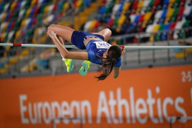 ISTANBUL, TURKIYE - 19 Ocak 2025: Atakoy Atletizm Arenasında Atletizm Rekor Yarışları sırasında tanımlanamayan yüksek atlamacı