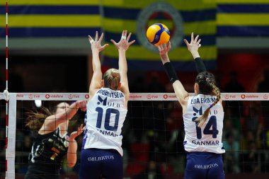 ISTANBUL, TURKIYE - Şubat 09, 2025: Arina Fedorovtseva ve Eda Erdem Dundar, Burhan Felek Spor Salonu 'nda Fenerbahçe Medicana Vakfbank Türkiye Sultanlar Ligi' ne karşı oynanan karşılaşmada