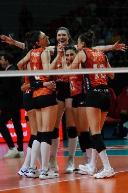 İSTANBUL, TURKIYE - Şubat 09, 2025: Eczacibasi Dynavit oyuncuları Türk Hava Yollari Sultanları Ligi 'nde Burhan Felek Spor Salonu' nda oynanan karşılaşmada skor puanını kutluyorlar