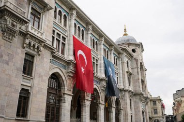 İSTANBUL, TÜRKİYE - 30 Ağustos 2024: Eminonu Bölgesindeki İstanbul Büyük Posta Ofisi