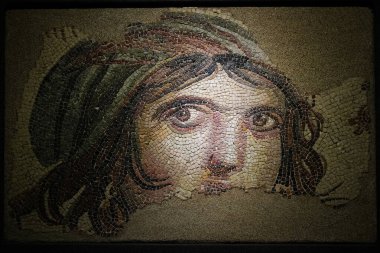 GAZIANTEP, TURKIYE - Şubat 01, 2025: Zeugma Mozaik Müzesinde Çingene Kız Mozaiği