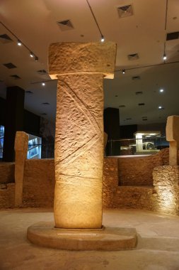 SANLIURFA, TURKIYE - Şubat 02, 2025: Şanlıurfa Arkeoloji ve Mozaik Müzesi 'nde Göbekli Tepe' nin üretimi