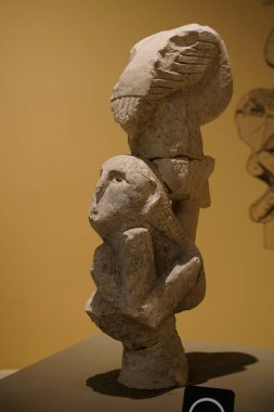 SANLIURFA, TURKIYE - Şubat 02, 2025: Şanlıurfa Arkeoloji ve Mozaik Müzesi 'ndeki Göbekli Tepe Heykeli