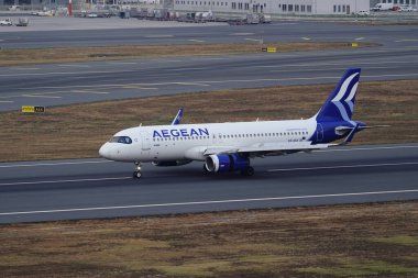 ISTANBUL, TURKIYE - 11 Temmuz 2024: Ege Havayolları Airbus A320-232 (6611) İstanbul Uluslararası Havaalanına indi