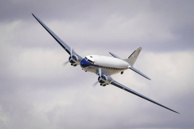 ESKISEHIR, TURKIYE - 22 Eylül 2024: Sivrihisar SHG Hava Gösterisinde Er Douglas DC-3A (2204)