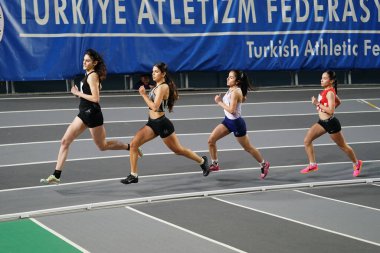 ISTANBUL, TURKIYE - 19 Ocak 2025: Atakoy Atletizm Arenasında Türk Atletizm Rekor Yarışları sırasında koşan sporcular