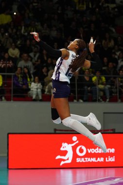 ISTANBUL, TURKIYE - ŞUBAT 09, 2025: Ana Cristina Souza Burhan Felek Spor Salonu 'nda Fenerbahçe Medicana Vakfbank vs Türkiye Sultanlar Ligi karşılaşmasında görev yapıyor