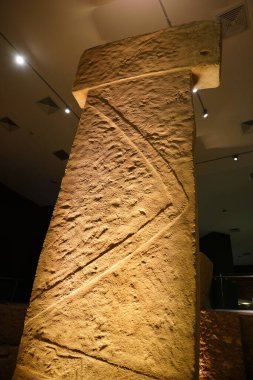 SANLIURFA, TURKIYE - Şubat 02, 2025: Şanlıurfa Arkeoloji ve Mozaik Müzesi 'nde Göbekli Tepe' nin üretimi