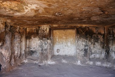 SANLIURFA, TÜRKİYE - Şubat 02, 2025: Şanlıurfa 'daki Sumatar Harabelerinde Pognons mağarası