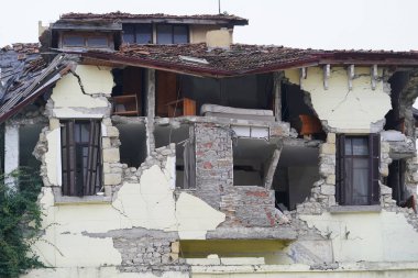 6 Şubat 2023 Depremlerinden sonra Hatay, Antakya 'da hasar gören bina