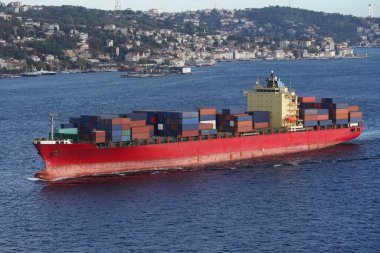 Limanlar arasında mal taşıyan bir konteyner gemisi