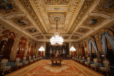 İSTANBUL, TÜRKİYE - 10 Kasım 2024: İstanbul 'daki Dolmabahçe Sarayı. Saray, 1856 yılından itibaren Osmanlı İmparatorluğu 'nun ana yönetim merkezi olarak hizmet vermiştir.