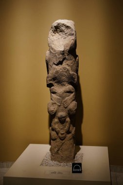 SANLIURFA, TURKIYE - Şubat 02, 2025: Şanlıurfa Arkeoloji ve Türkiye Mozaik Müzesi 'nde Göbekli Tepe' den Totem