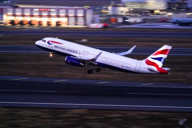 ISTANBUL, TURKIYE - 11 Temmuz 2024: British Airways Airbus A320-232 (6155) İstanbul Uluslararası Havalimanı 'ndan kalkış